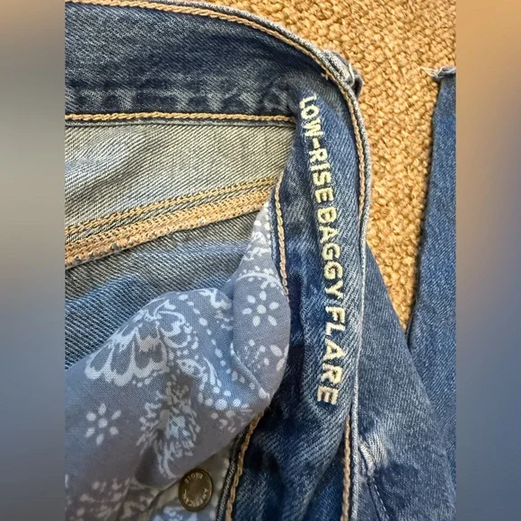 American Eagle Low Rise Baggy Flare Jeans Women’s Size 0 Denim Blue Jeans - Picture 2 of 8